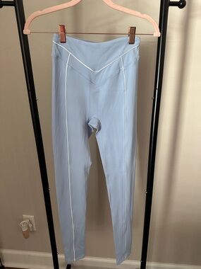 High-Waist Light Blue Leggings with Contrast White Piping